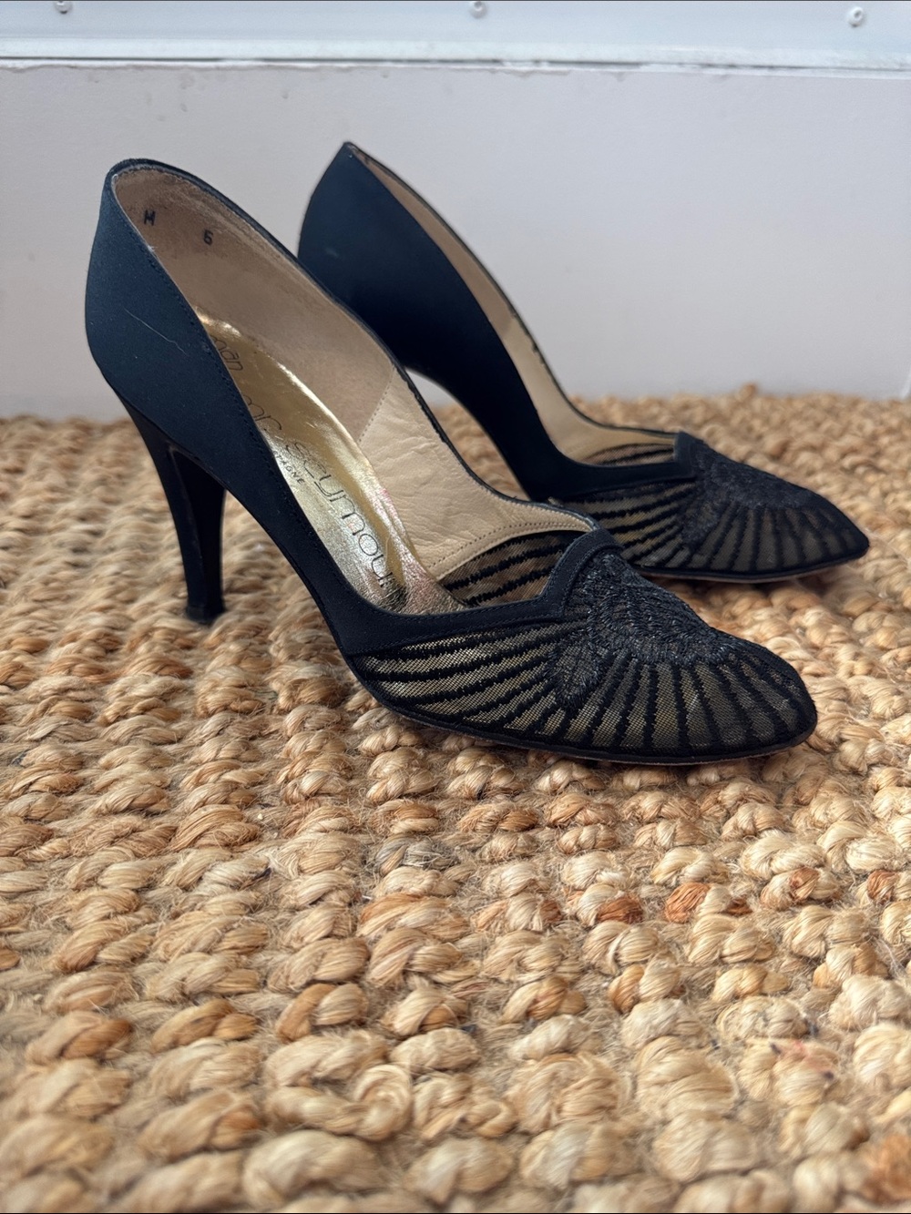Vintage Stuart Weitzman Ingledew’s Black Mesh Pumps Size 5 - Picture 2 of 11